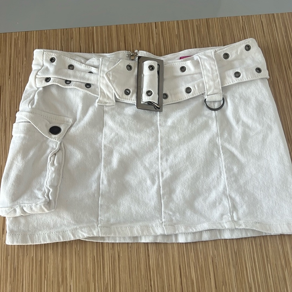 White belt buckle mini skirt